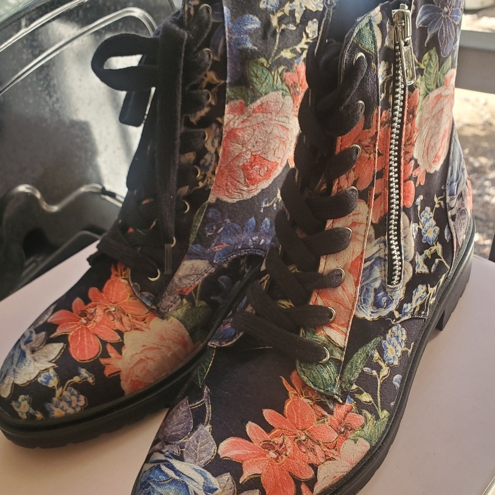 Woman Ankle Boots - Picture 1 of 4